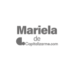 Logo de Mariela de Capitalizarme.com en escala de grises.