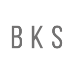 Logo de BKS con las letras en color gris y tipografía limpia.
